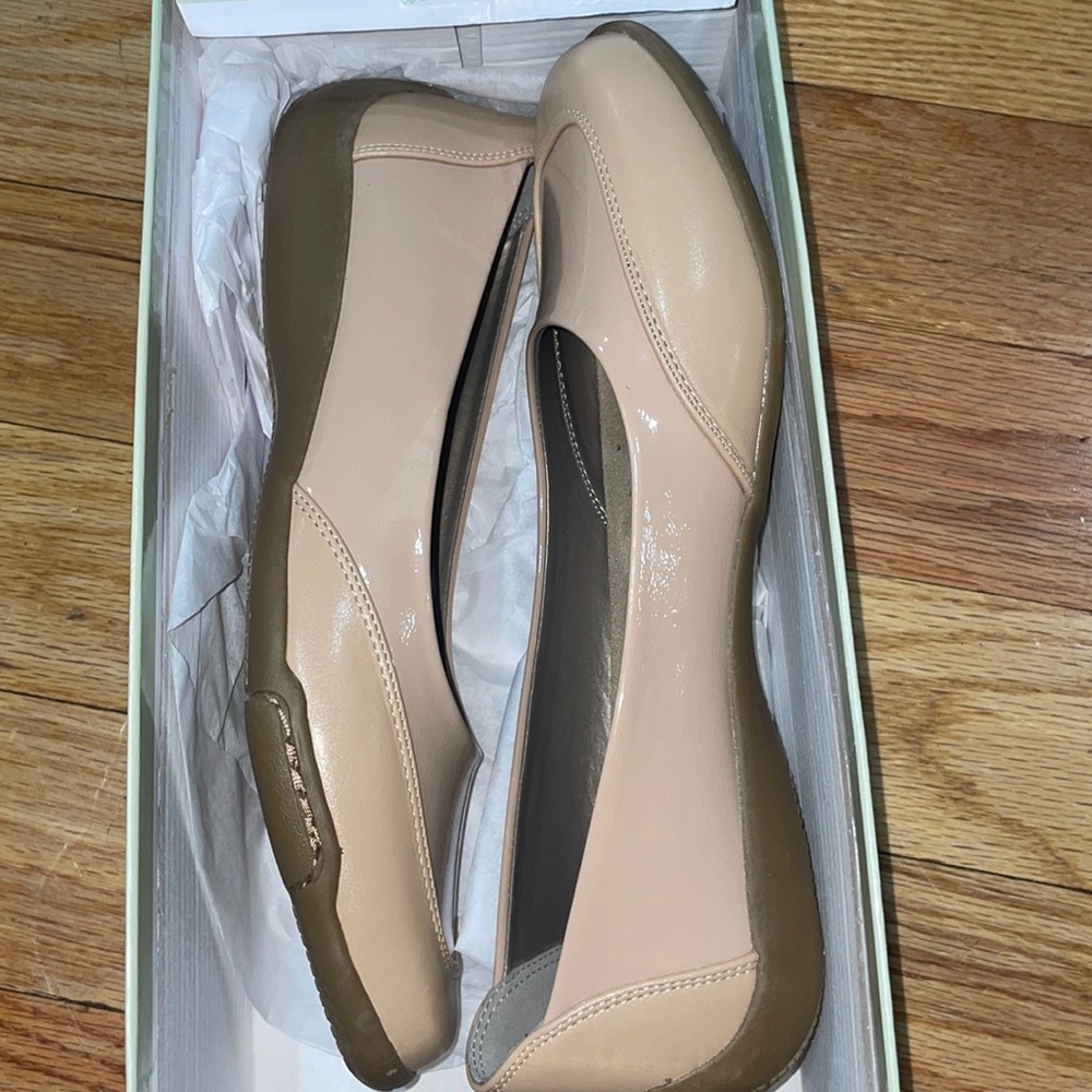 NEW ARRAY Women's Cascade Two-Tone Comfort Flat with Rubber Sole 10